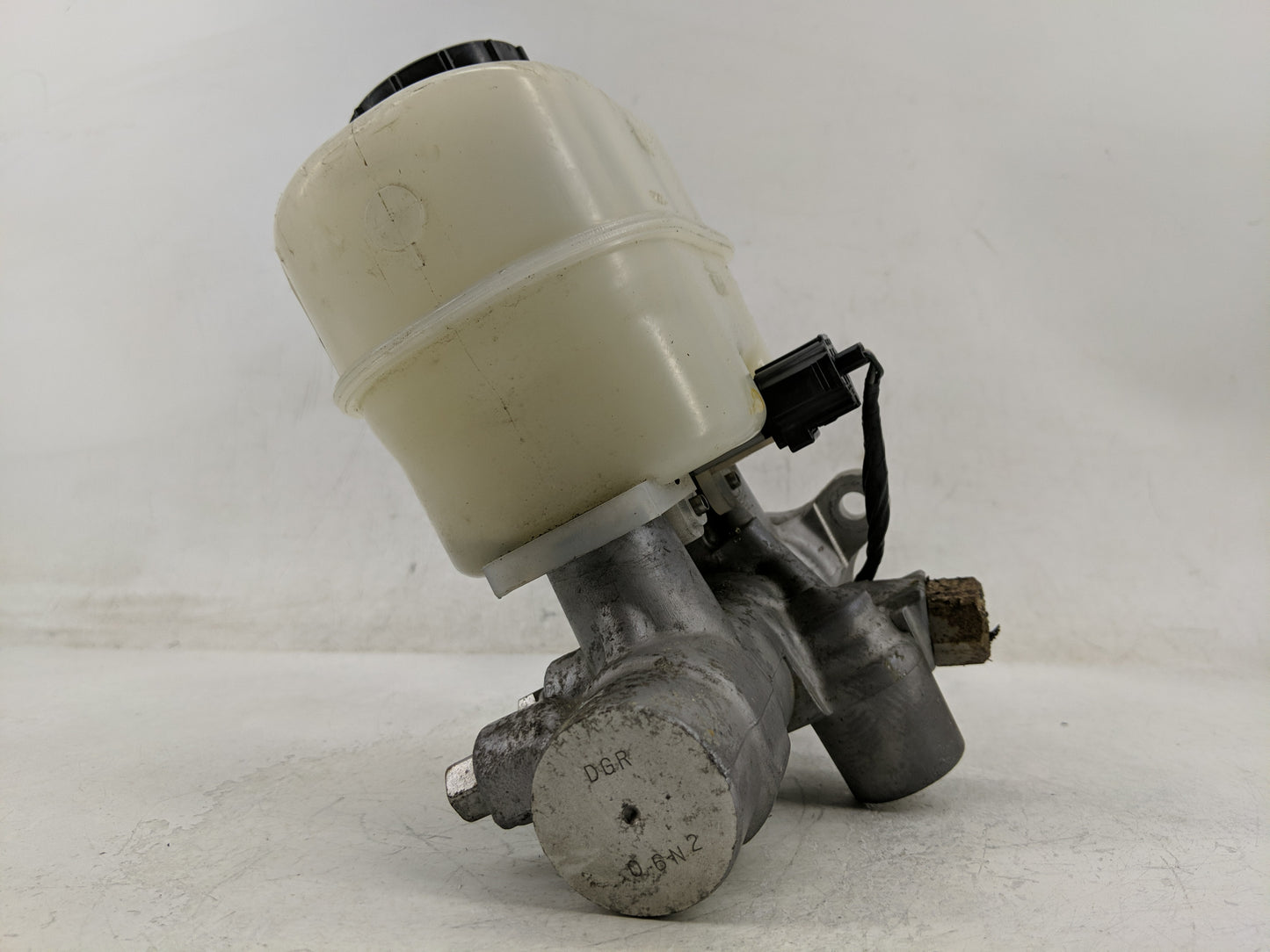 2010-2010 Ford F-150 Brake Master Cylinder 1313778 - Oemusedautoparts1.com