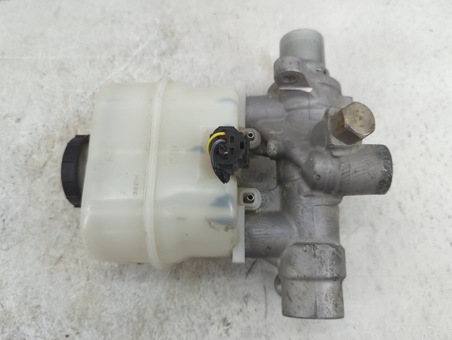 2010 Ford F-150 Brake Master Cylinder 1466666 - Oemusedautoparts1.com