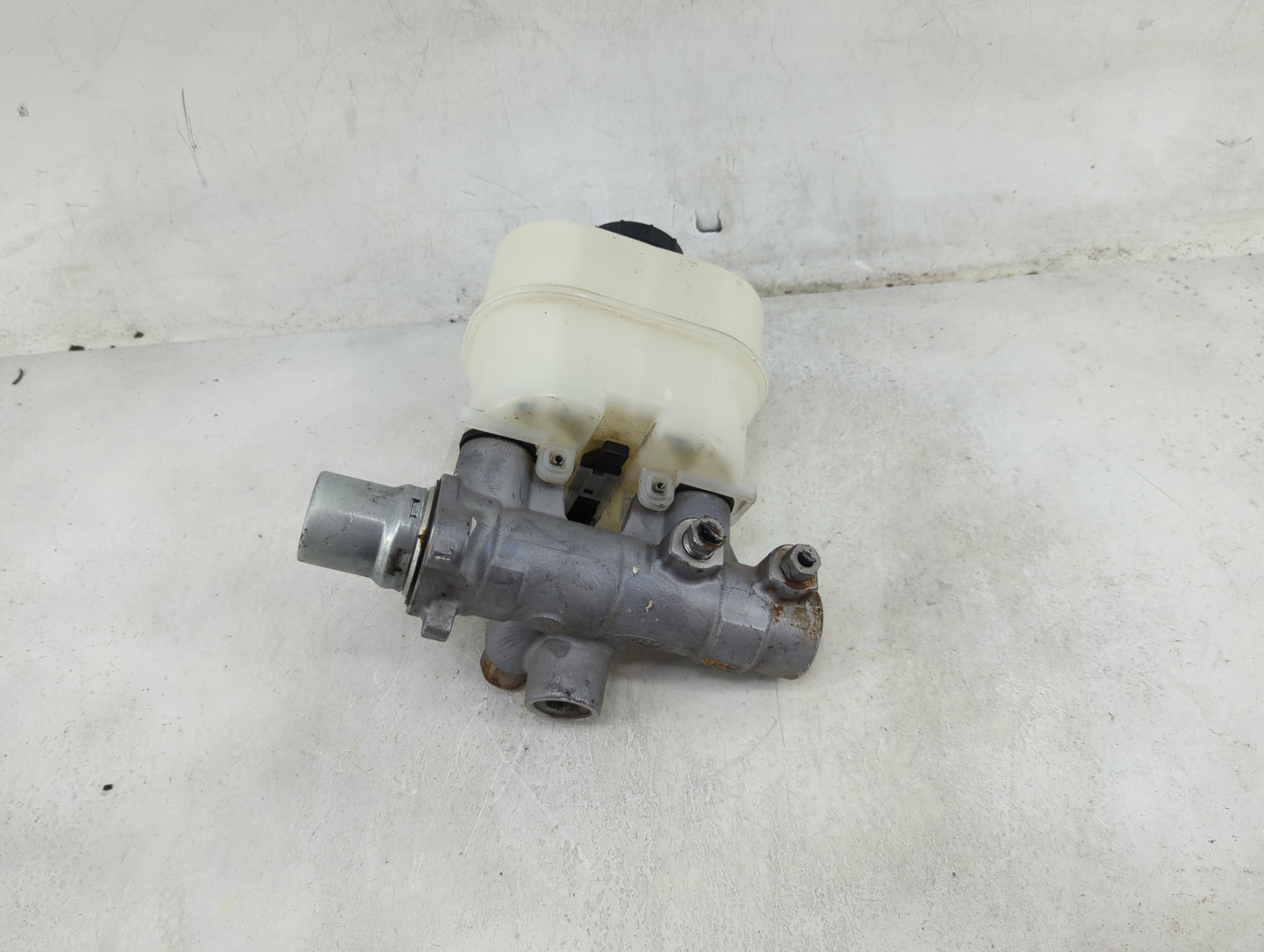 2010-2010 Ford F-150 Brake Master Cylinder 1490238 - Oemusedautoparts1.com