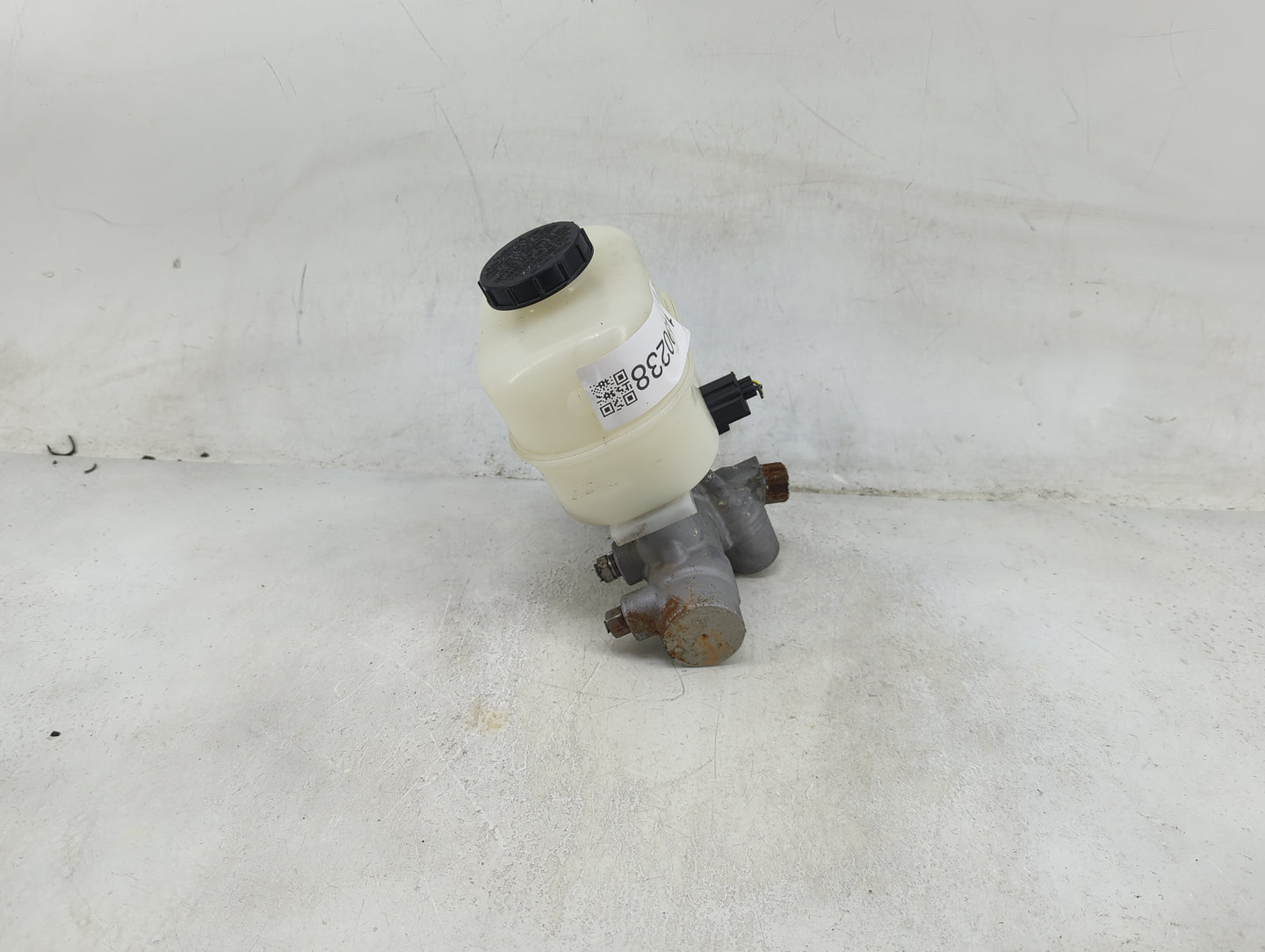 2010-2010 Ford F-150 Brake Master Cylinder 1490238 - Oemusedautoparts1.com