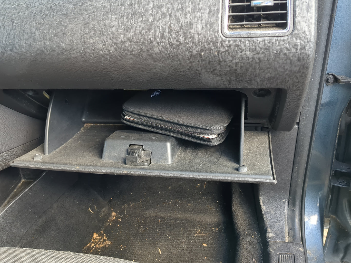 2010 Ford Flex Passenger Glove Box Door Storage Compartment 1197330 - Oemusedautoparts1.com