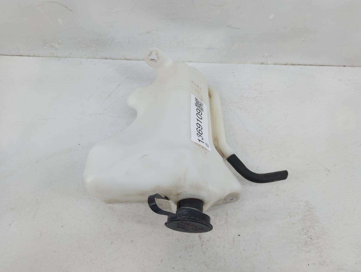 2008-2011 Ford Focus Radiator Coolant Overflow Expansion Tank Bottle 1369109 - Oemusedautoparts1.com