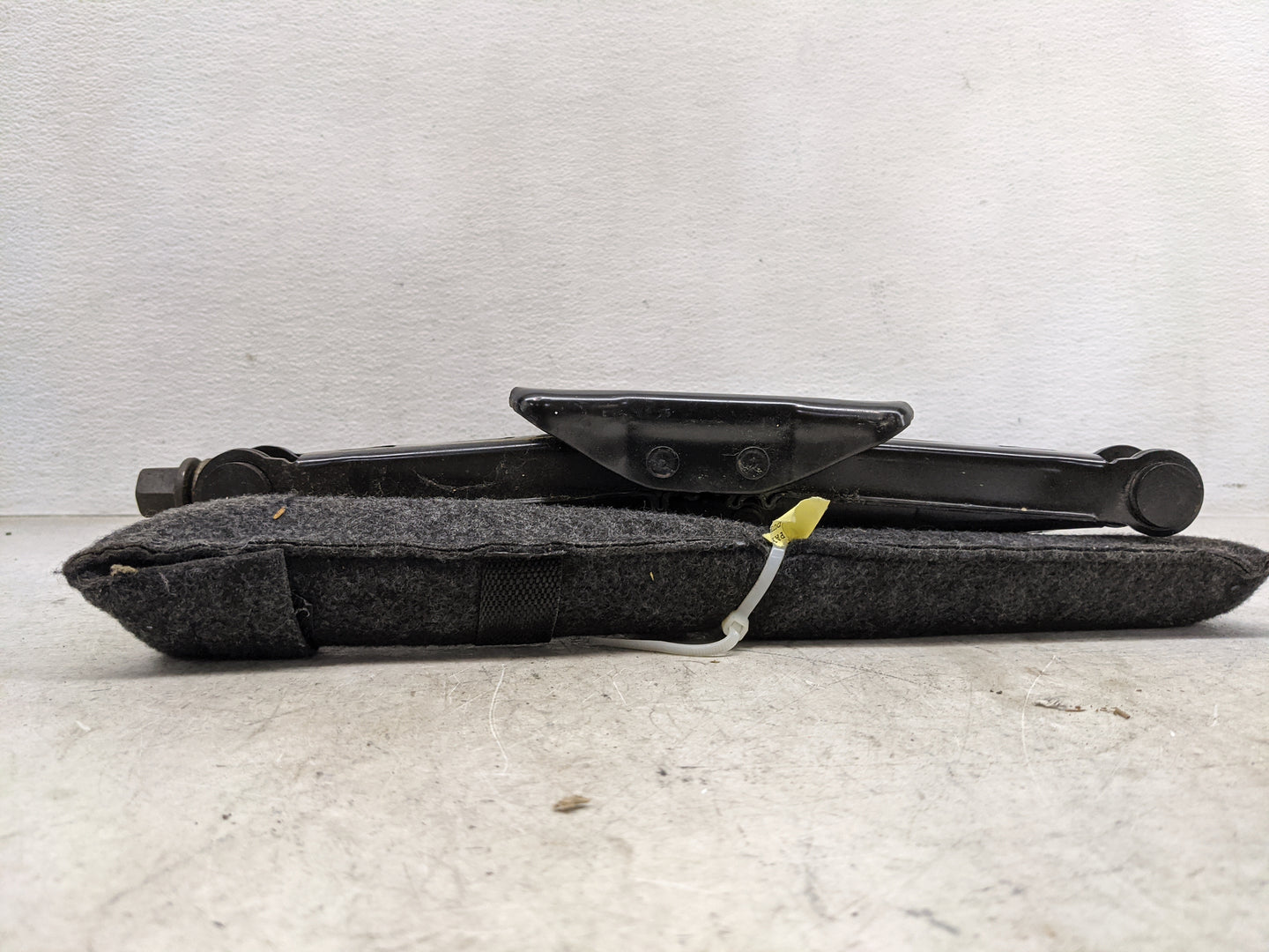 2010 Ford Fusion Spare Scissor Car Jack 1459121 - Oemusedautoparts1.com