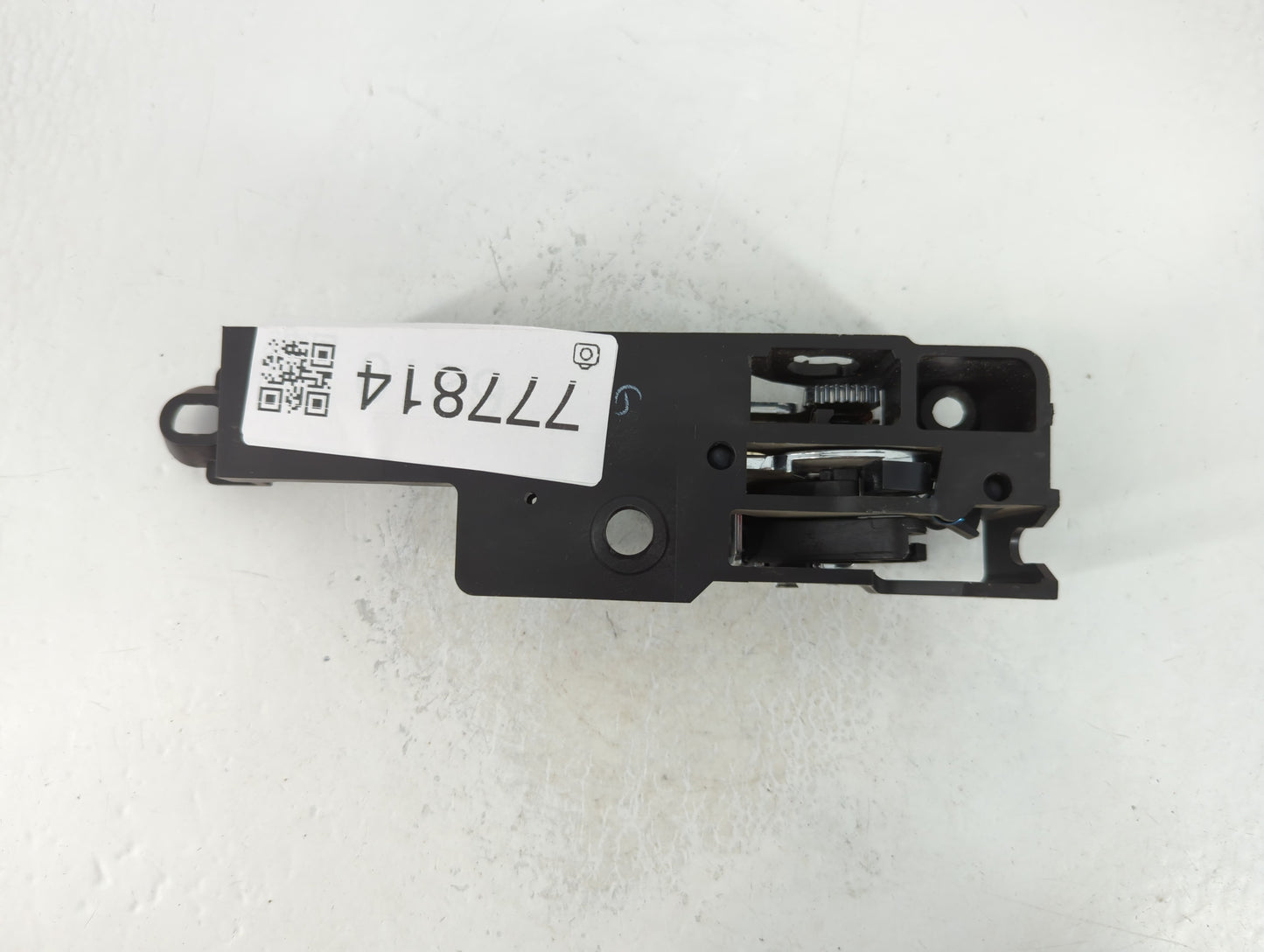 2010 Ford Fusion Drivers Side Inside Front Door Handle Oem - Oemusedautoparts1.com