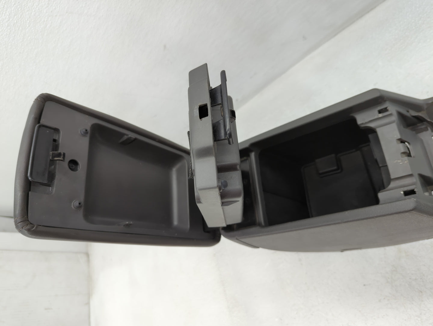 2010-2012 Ford Fusion Center Floor Console P/N:1094100AE Fits Fits 2010 2011 2012 OEM Used Auto Parts - Oemusedautoparts1.co
