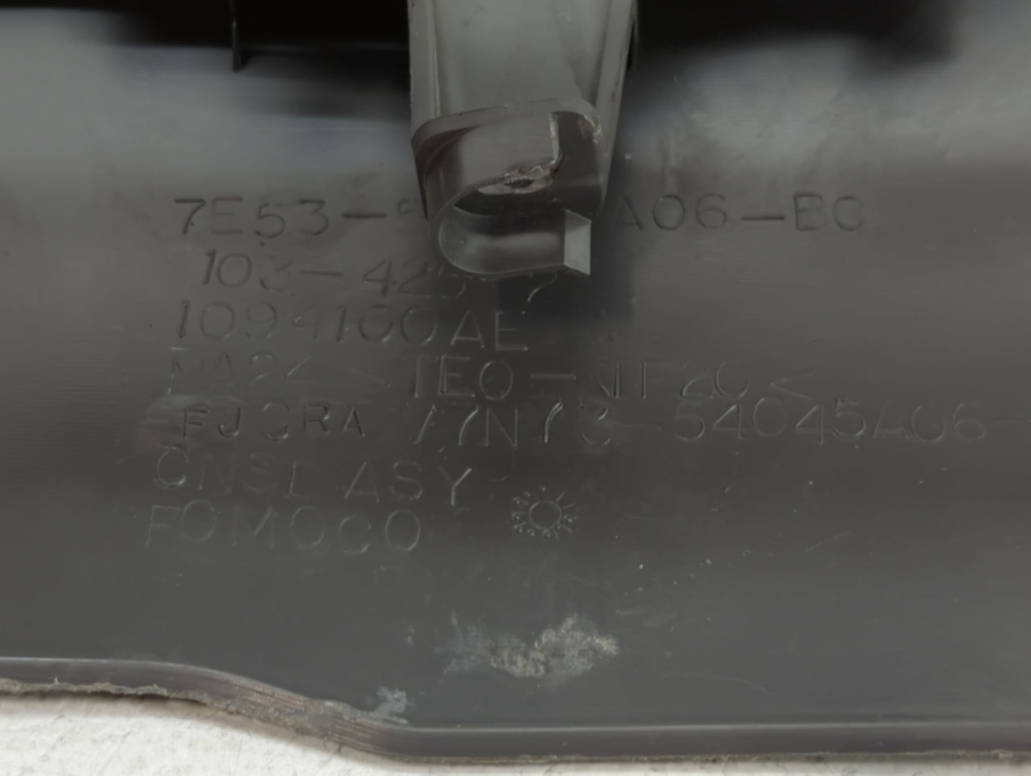 2010-2012 Ford Fusion Center Floor Console P/N:1094100AE Fits Fits 2010 2011 2012 OEM Used Auto Parts - Oemusedautoparts1.co