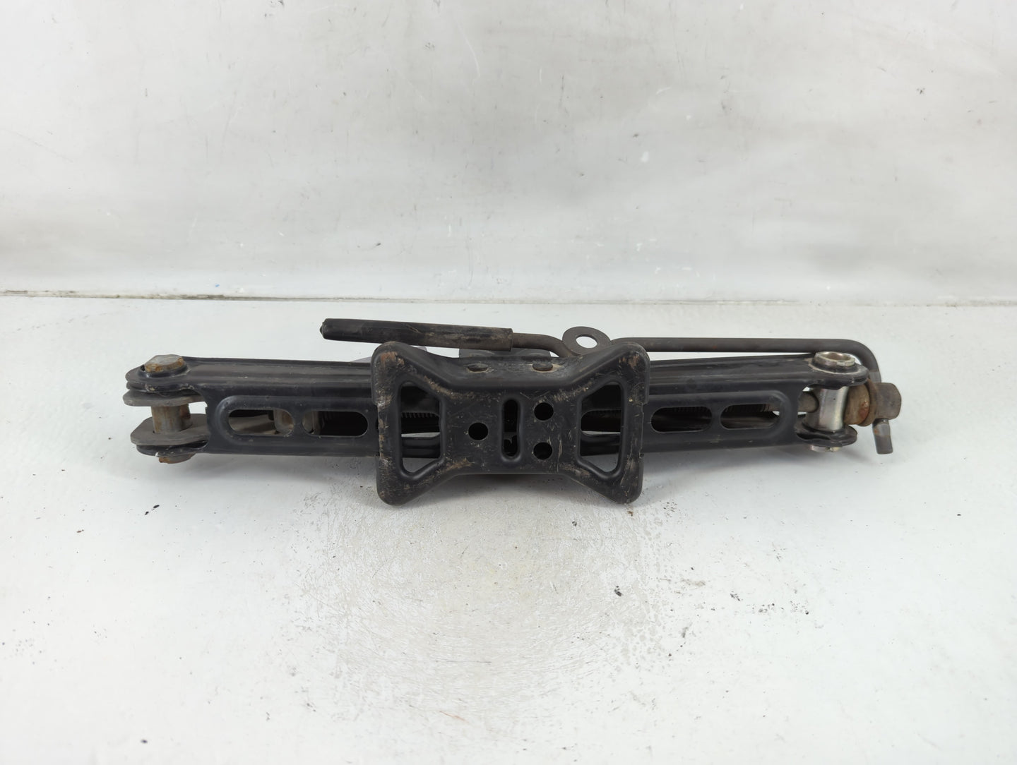2010 Ford Mustang Spare Scissor Car Jack 1123395 - Oemusedautoparts1.com