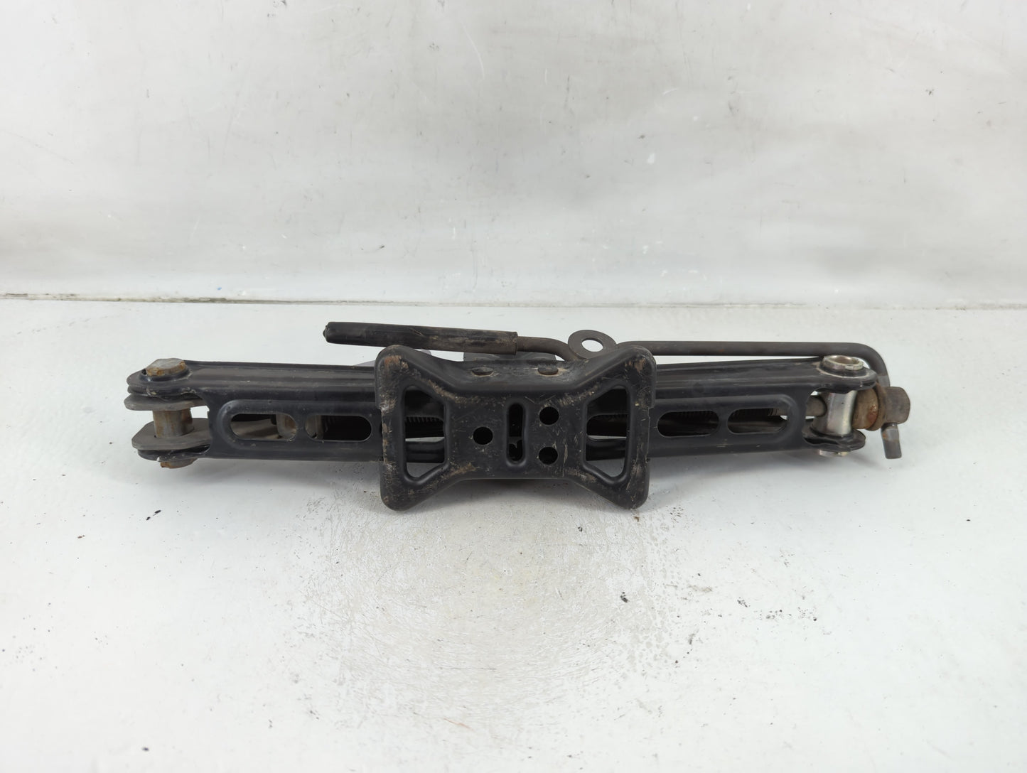 2010 Ford Mustang Spare Scissor Car Jack 1123395 - Oemusedautoparts1.com