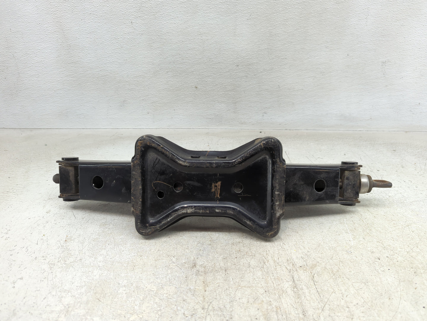 2010 Ford Mustang Spare Scissor Car Jack 1390126 - Oemusedautoparts1.com