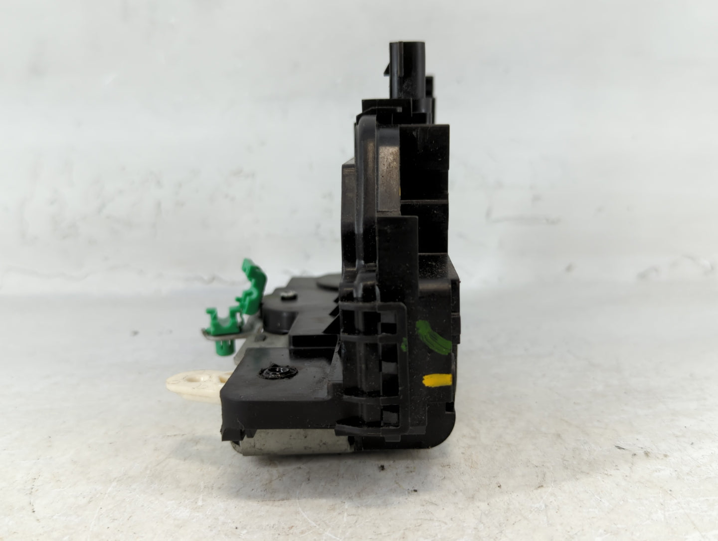 2010 Ford Mustang Front Right Passenger Lock Actuator - Oemusedautoparts1.com