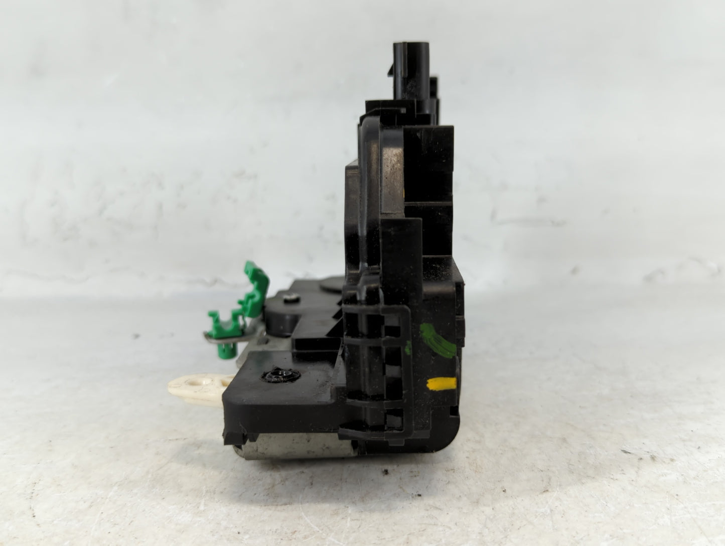 2010 Ford Mustang Front Right Passenger Lock Actuator - Oemusedautoparts1.com