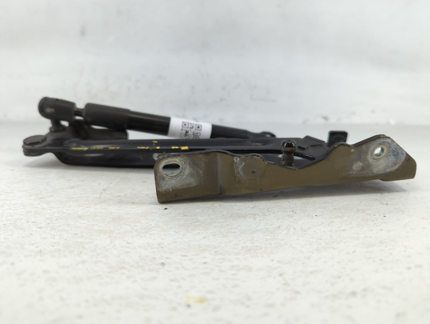 2010 Ford Mustang Driver Left Hood Hinge - Oemusedautoparts1.com
