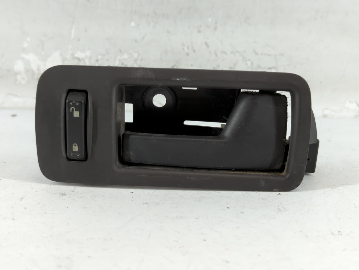 2010 Ford Mustang Passenger Side Front Inside Door Handle Oem Black - Oemusedautoparts1.com