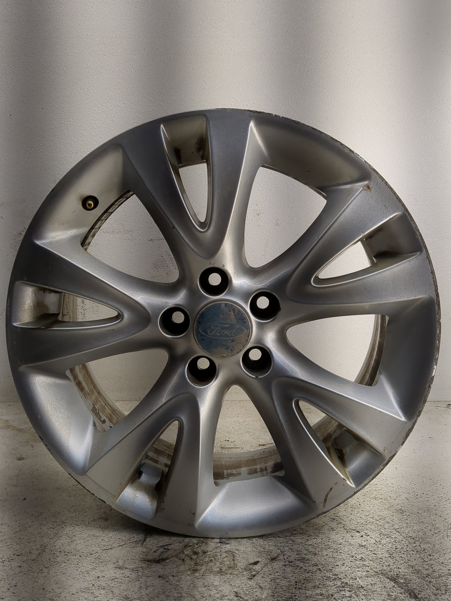 2010-2012 Ford Taurus Oem Wheel Rim 1351834 - Oemusedautoparts1.com