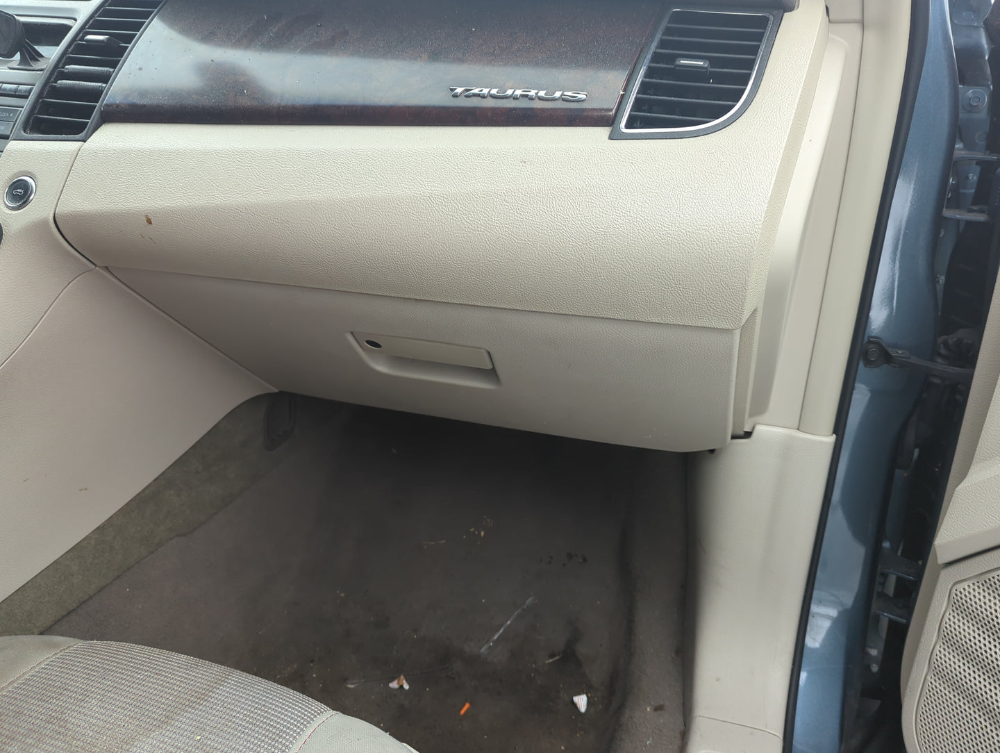 2010 Ford Taurus Passenger Glove Box Door Storage Compartment 1352920 - Oemusedautoparts1.com
