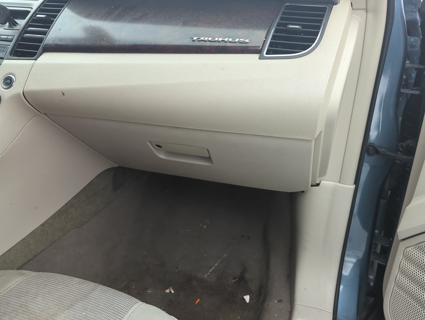 2010 Ford Taurus Passenger Glove Box Door Storage Compartment 1352920 - Oemusedautoparts1.com