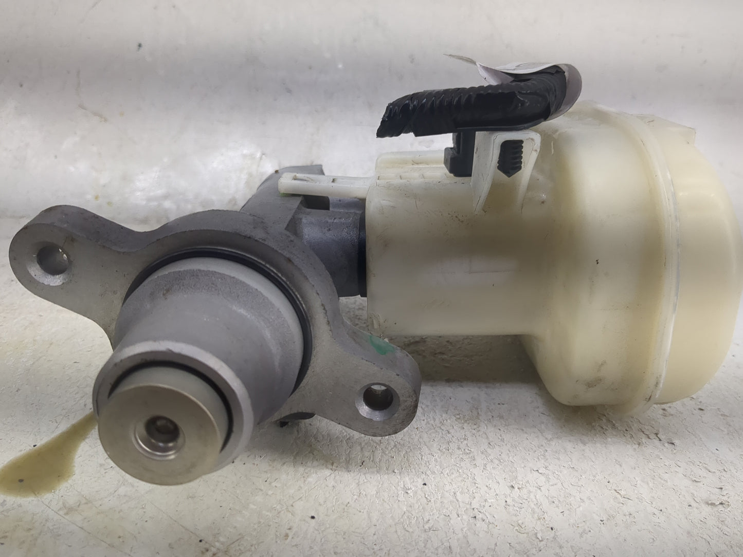 2010-2012 Ford Taurus Brake Master Cylinder 1497872 - Oemusedautoparts1.com