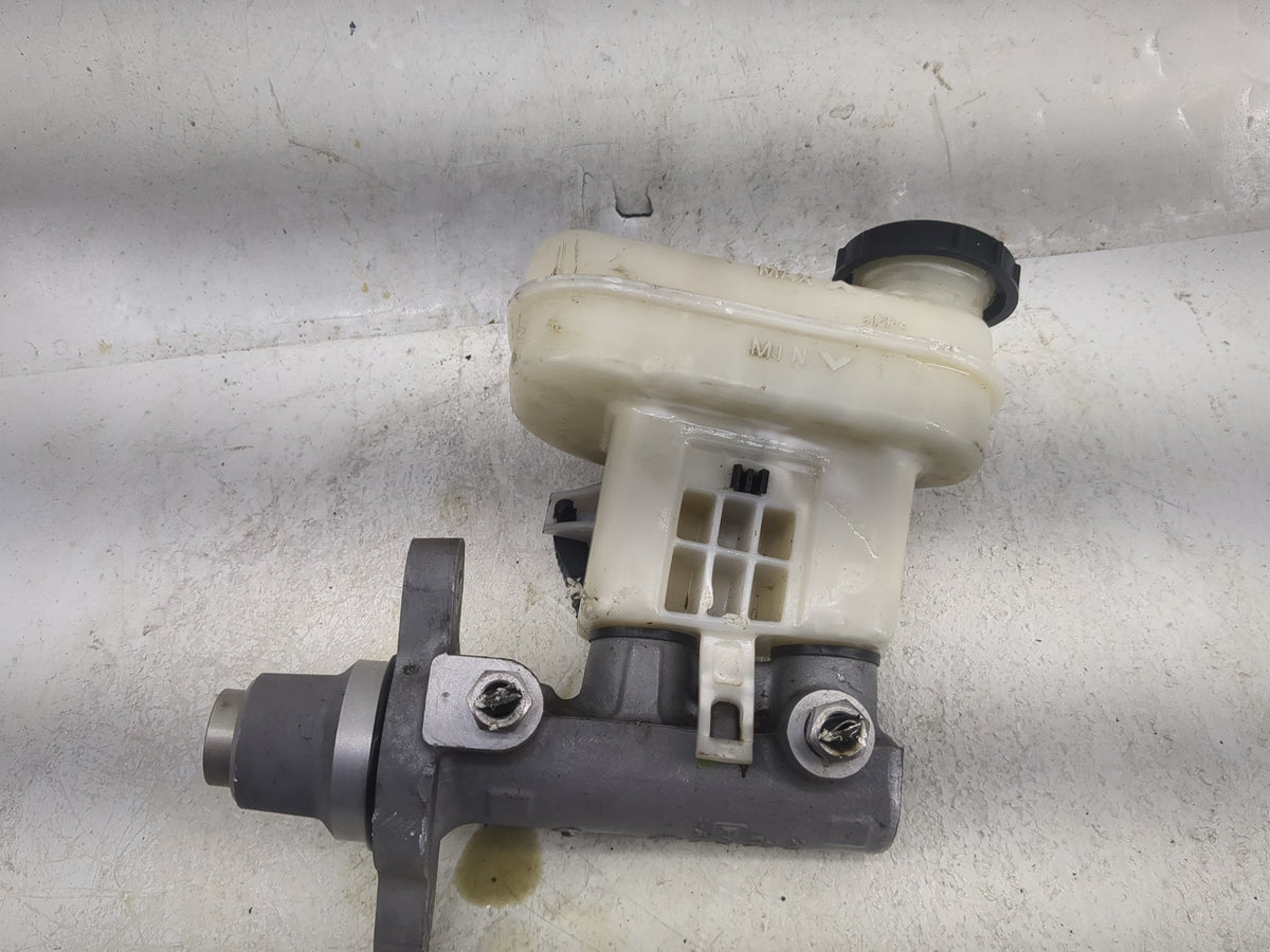 2010-2012 Ford Taurus Brake Master Cylinder 1497872 - Oemusedautoparts1.com