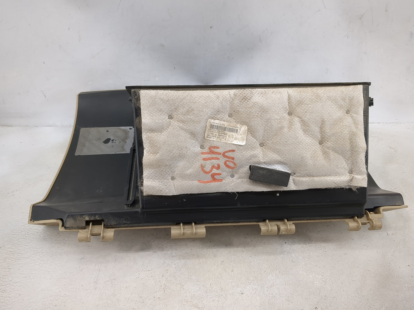 2010 Gmc Acadia Passenger Glove Box Door Storage Compartment Cashmere - Oemusedautoparts1.com