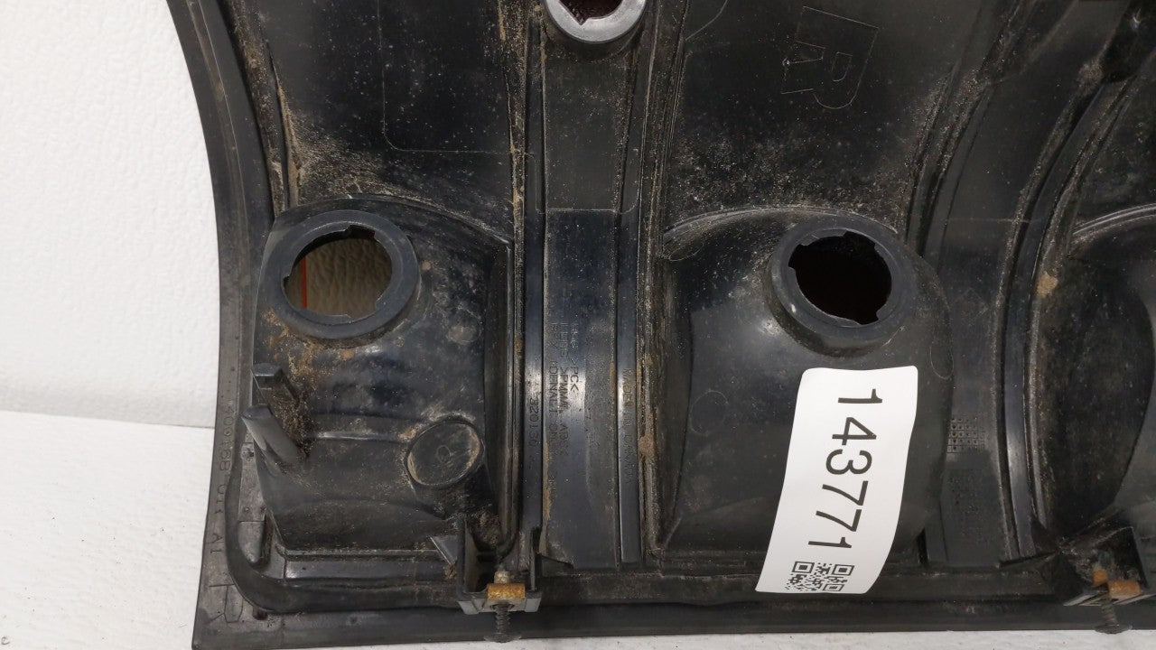 2009-2014 Gmc Sierra Tail Light Assembly Passenger Right OEM P/N:400168 011 A1 Fits Fits 2009 2010 2011 2012 2013 2014 OEM U