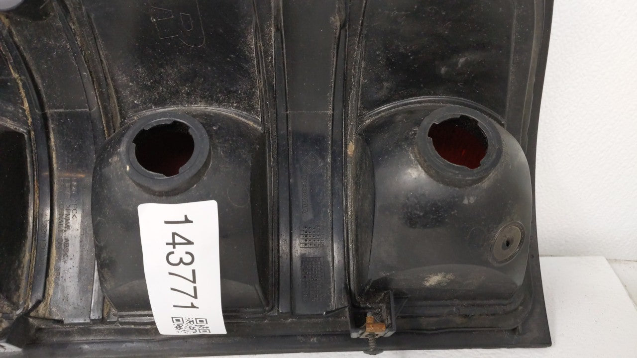 2009-2014 Gmc Sierra Tail Light Assembly Passenger Right OEM P/N:400168 011 A1 Fits Fits 2009 2010 2011 2012 2013 2014 OEM U