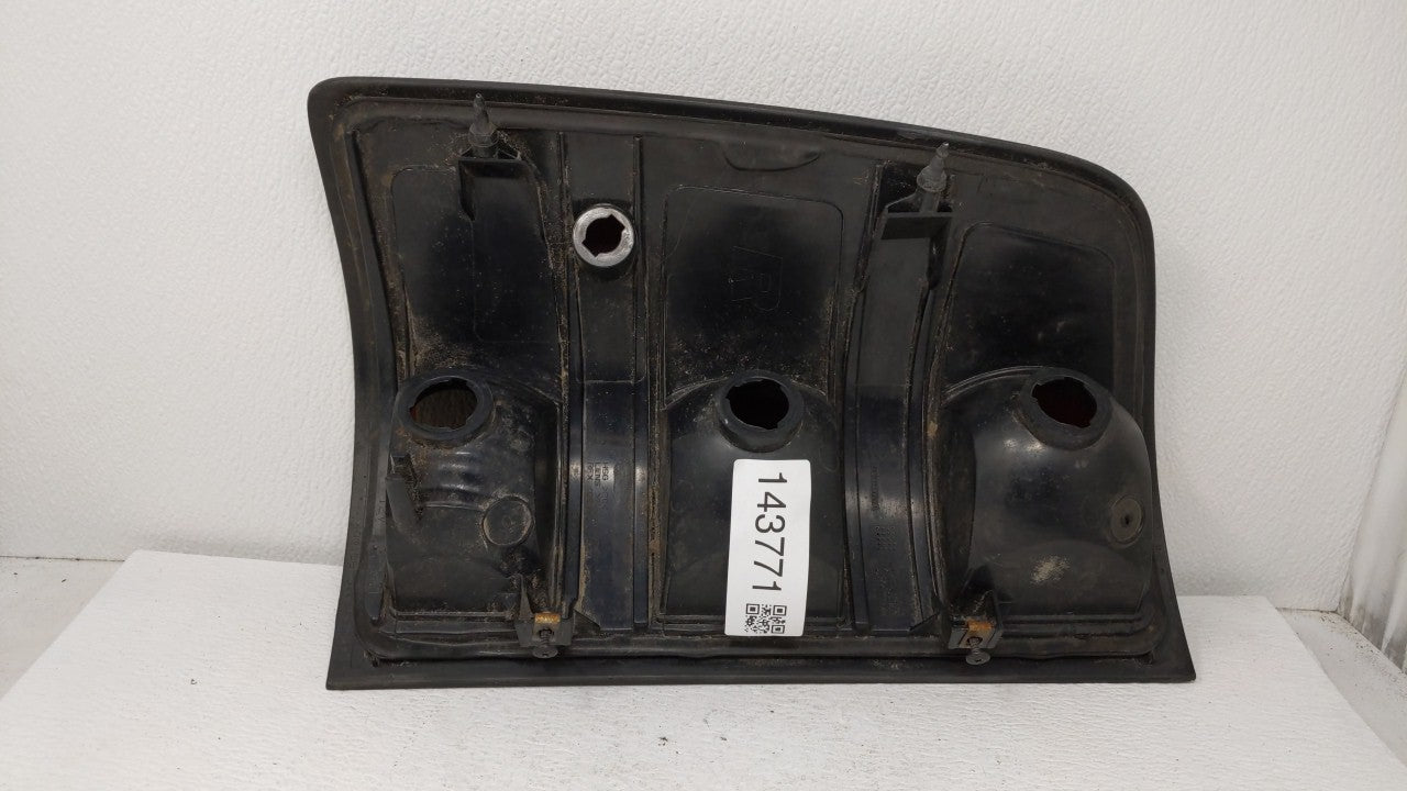 2009-2014 Gmc Sierra Tail Light Assembly Passenger Right OEM P/N:400168 011 A1 Fits Fits 2009 2010 2011 2012 2013 2014 OEM U