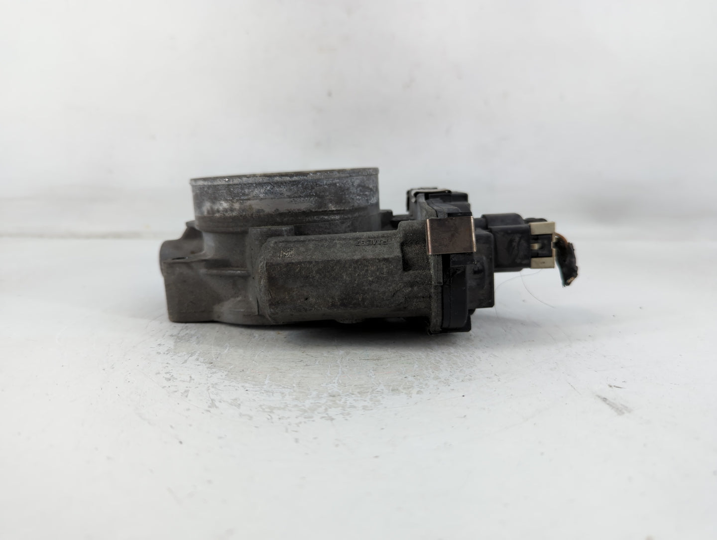 2009-2014 Gmc Yukon Xl Throttle Body P/N:RME87-3C9992 Fits Fits 2009 2010 2011 2012 2013 2014 2015 OEM Used Auto Parts - Oem
