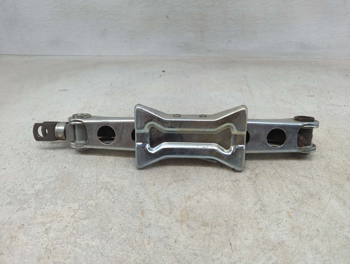 2010 Honda Accord Spare Scissor Car Jack 1390221 - Oemusedautoparts1.com