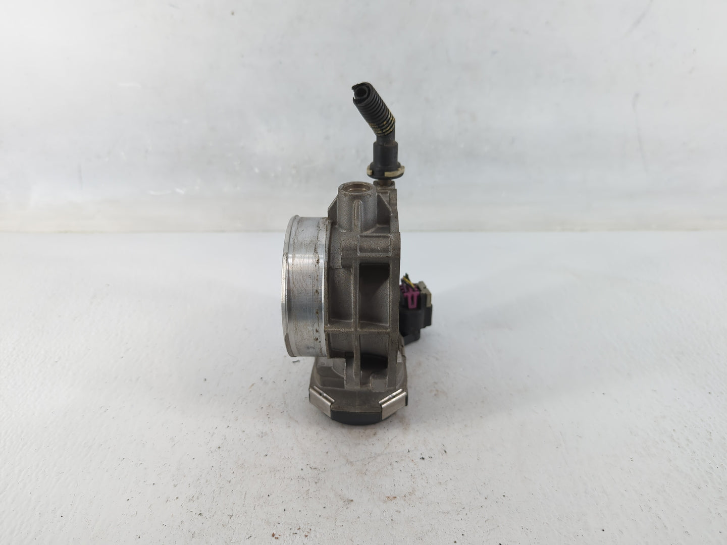 2010 Hummer H3 Throttle Body P/N:438AA 8508 Fits OEM Used Auto Parts - Oemusedautoparts1.com
