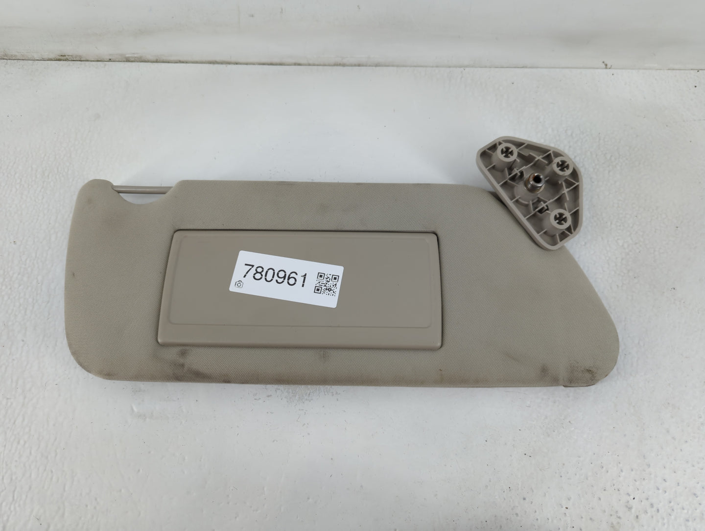 2010 Hummer H3 Sun Visor Shade Replacement Passenger Right Mirror Fits OEM Used Auto Parts - Oemusedautoparts1.com