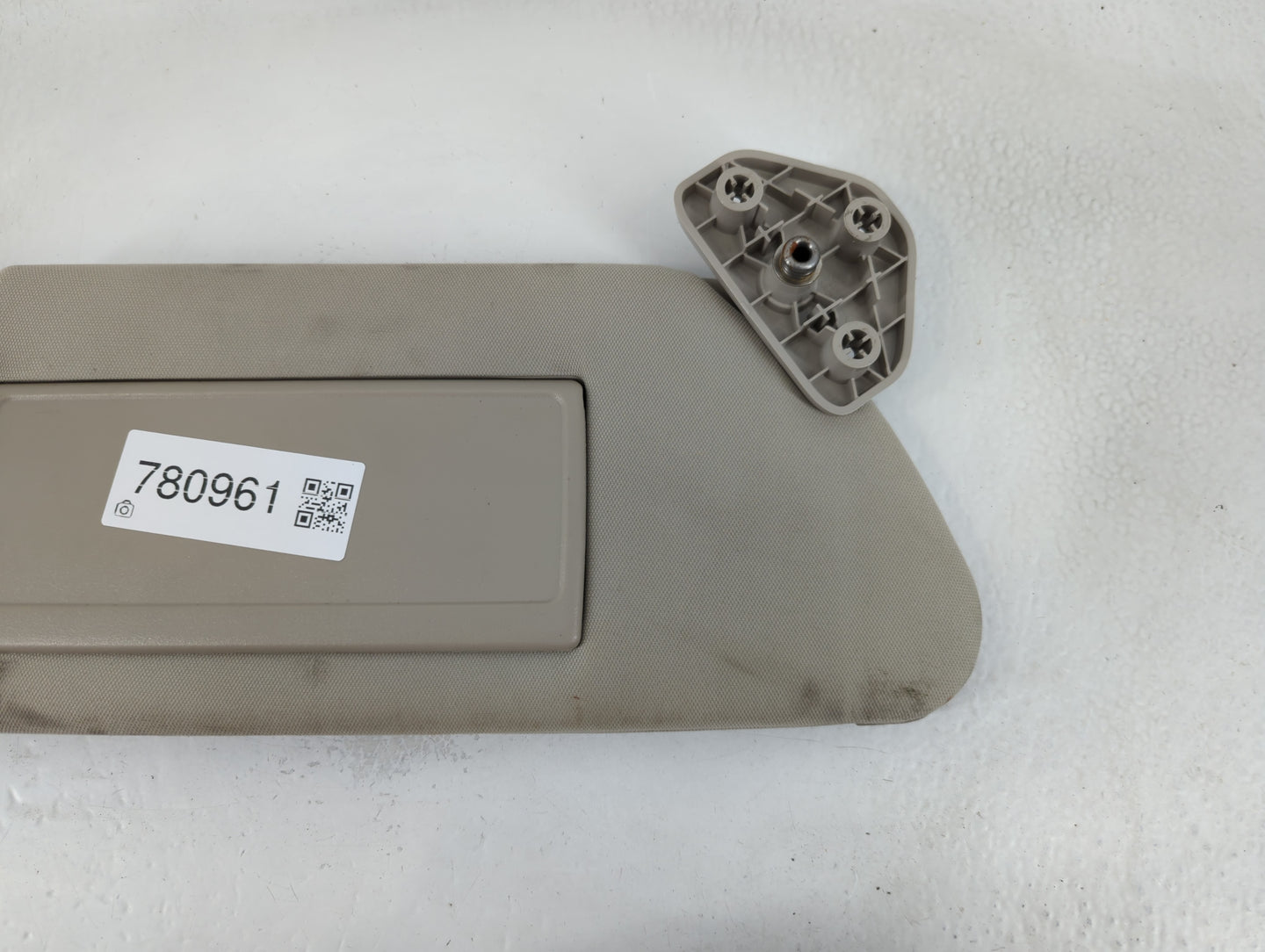 2010 Hummer H3 Sun Visor Shade Replacement Passenger Right Mirror Fits OEM Used Auto Parts - Oemusedautoparts1.com