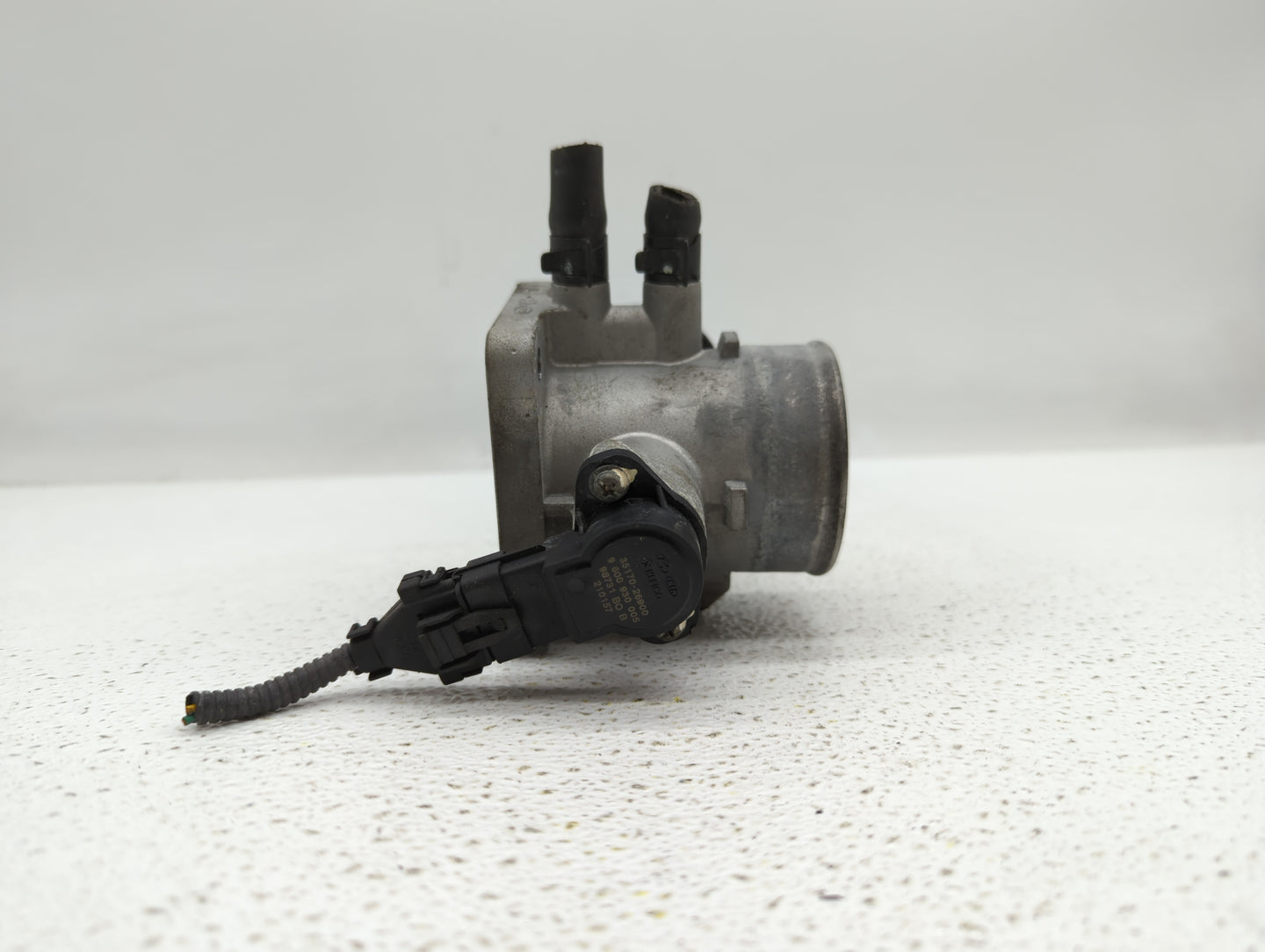 2006-2011 Hyundai Accent Throttle Body P/N:35170-26900 35100-26860 Fits Fits 2006 2007 2008 2009 2010 2011 OEM Used Auto Par