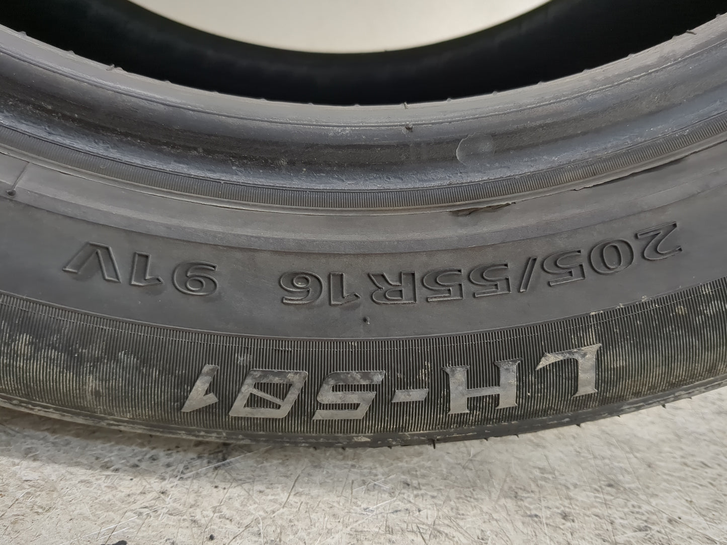 Used Tire 205/55R16 LIONHART LH-501 91V - Tread Depth 7/32 - Oemusedautoparts1.com