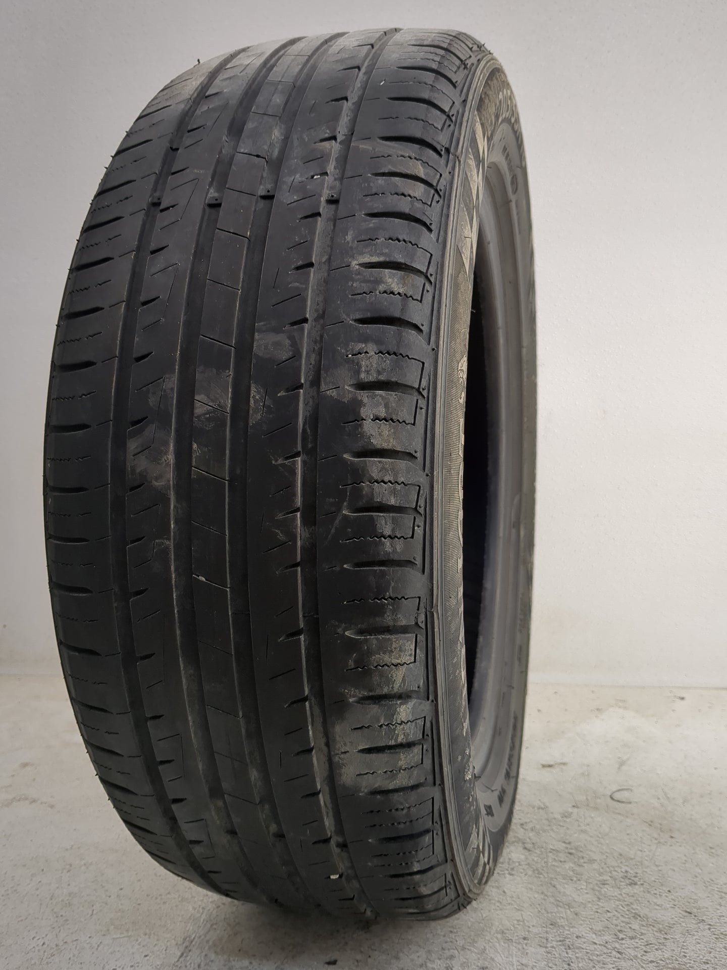 Used Tire 205/55R16 LIONHART LH-501 91V - Tread Depth 7/32 - Oemusedautoparts1.com