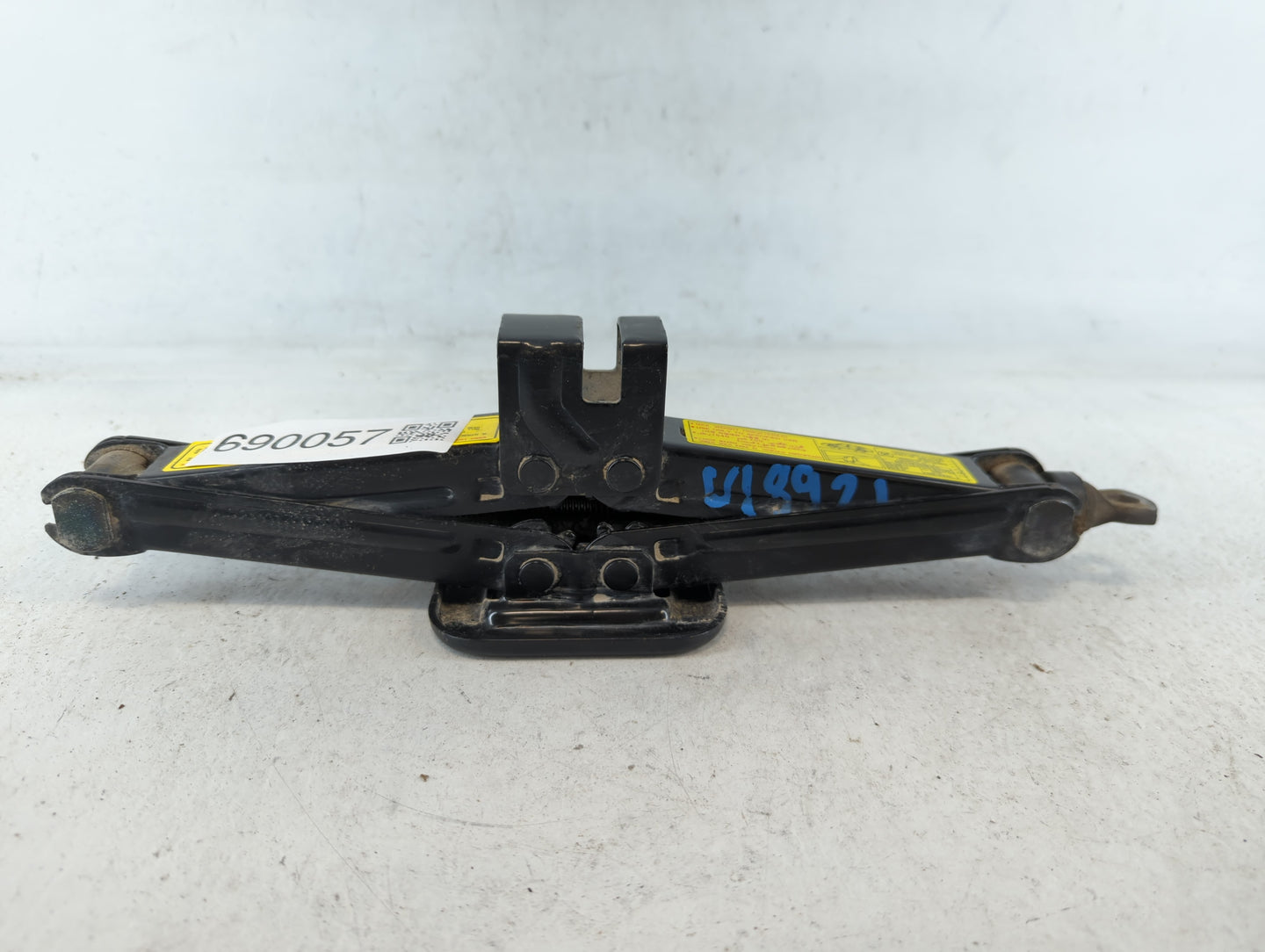 2010 Hyundai Elantra Spare Scissor Car Jack 690057 - Oemusedautoparts1.com