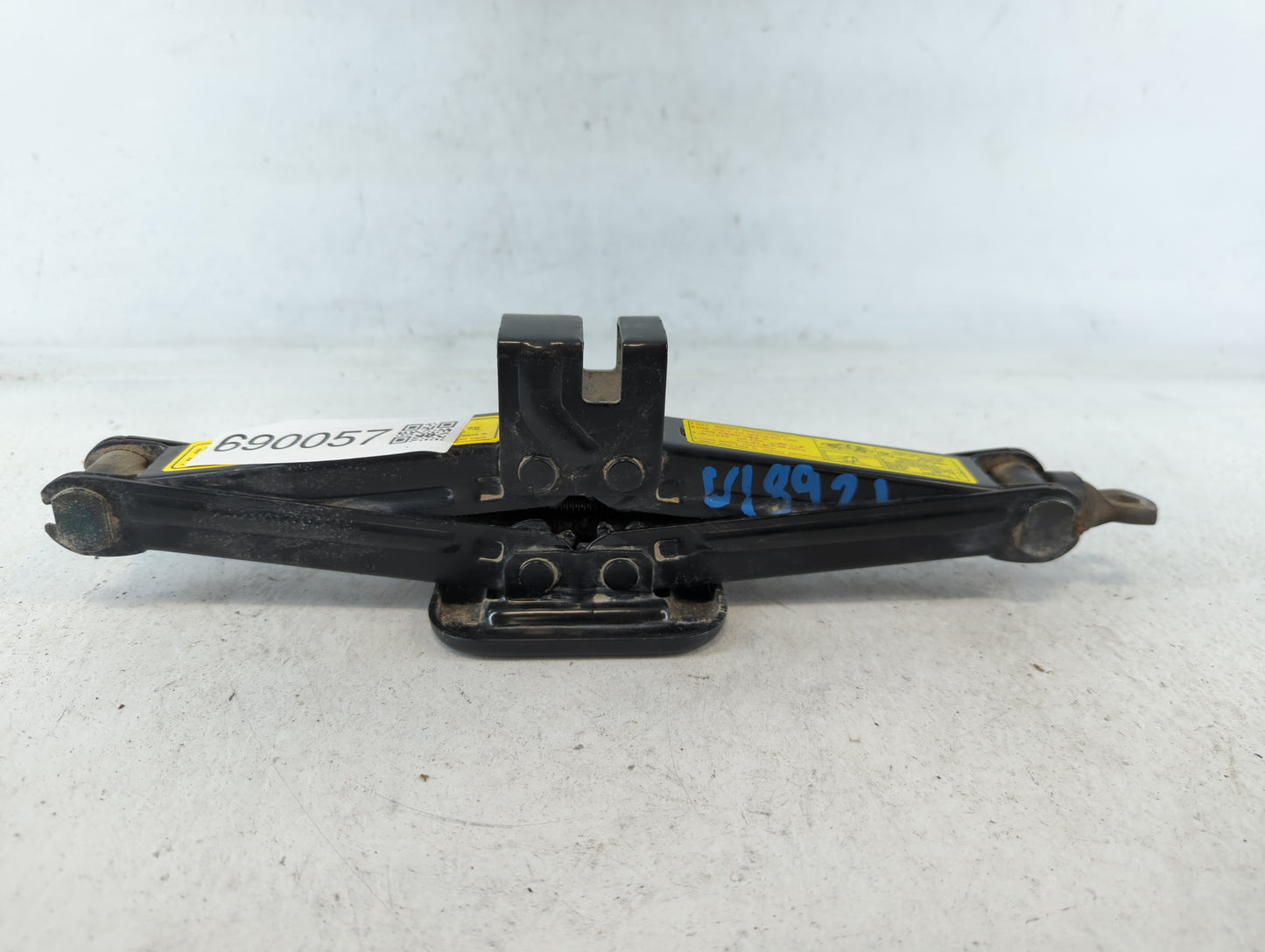 2010 Hyundai Elantra Spare Scissor Car Jack 690057 - Oemusedautoparts1.com