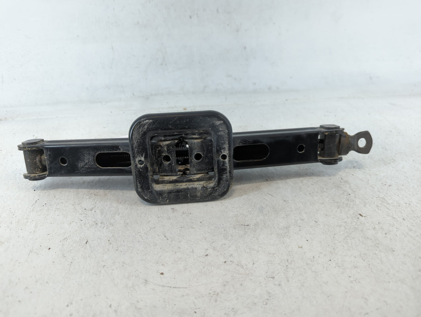 2010 Hyundai Elantra Spare Scissor Car Jack 690057 - Oemusedautoparts1.com