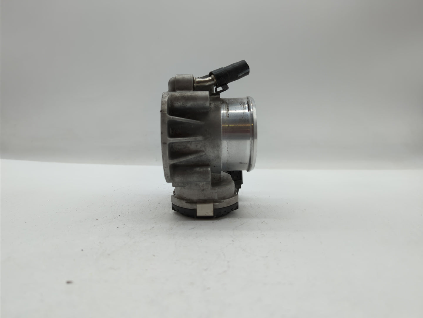 2009-2014 Hyundai Genesis Throttle Body P/N:35100-2C300 Fits Fits 2009 2010 2011 2012 2013 2014 OEM Used Auto Parts - Oemuse