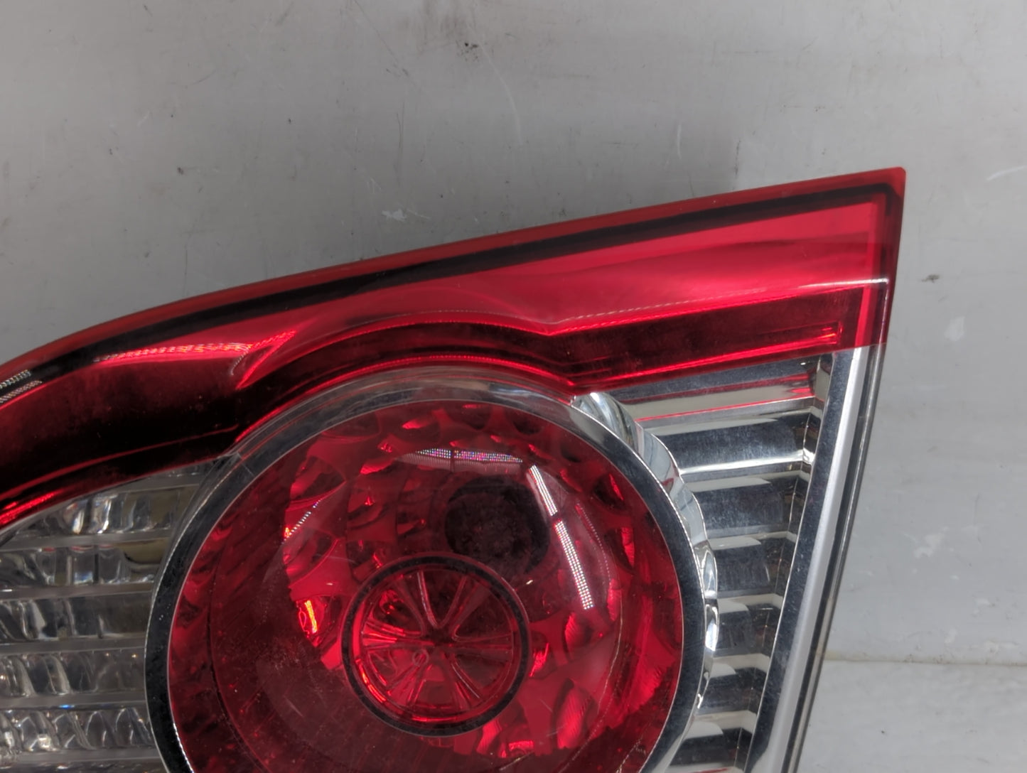 2010 Hyundai Santa Fe Passenger Right Side Deck Lid Mounted Tail Light - Oemusedautoparts1.com