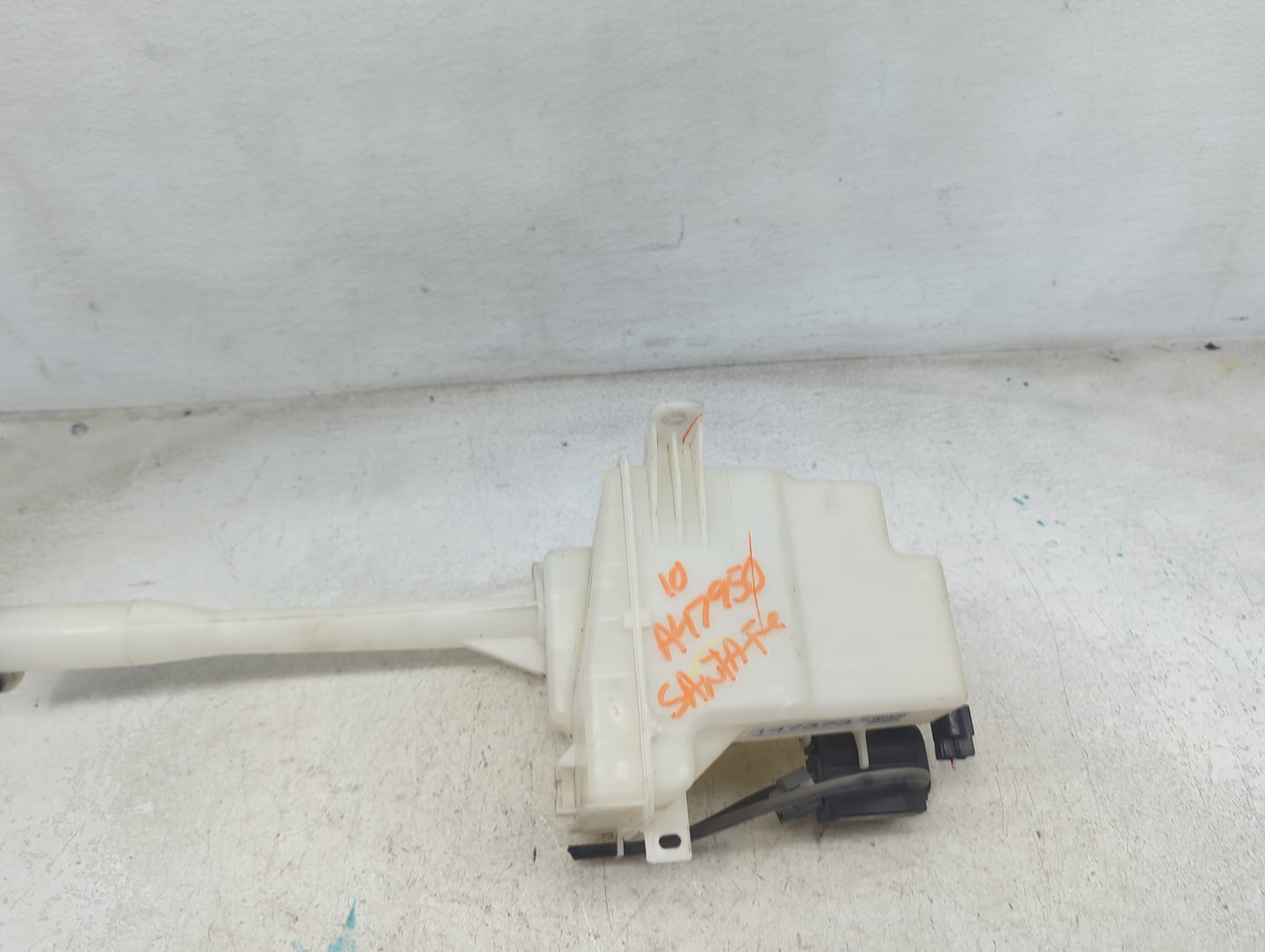 2010-2012 Hyundai Santa Fe Windshield Washer Fluid Reservoir Bottle Oem 1473737 - Oemusedautoparts1.com