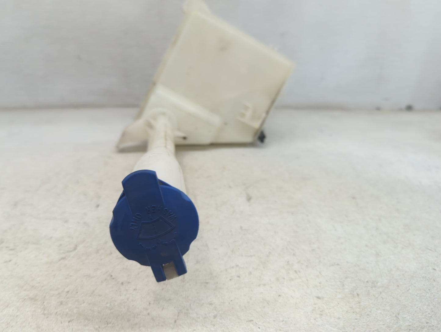 2010-2012 Hyundai Santa Fe Windshield Washer Fluid Reservoir Bottle Oem 1473737 - Oemusedautoparts1.com