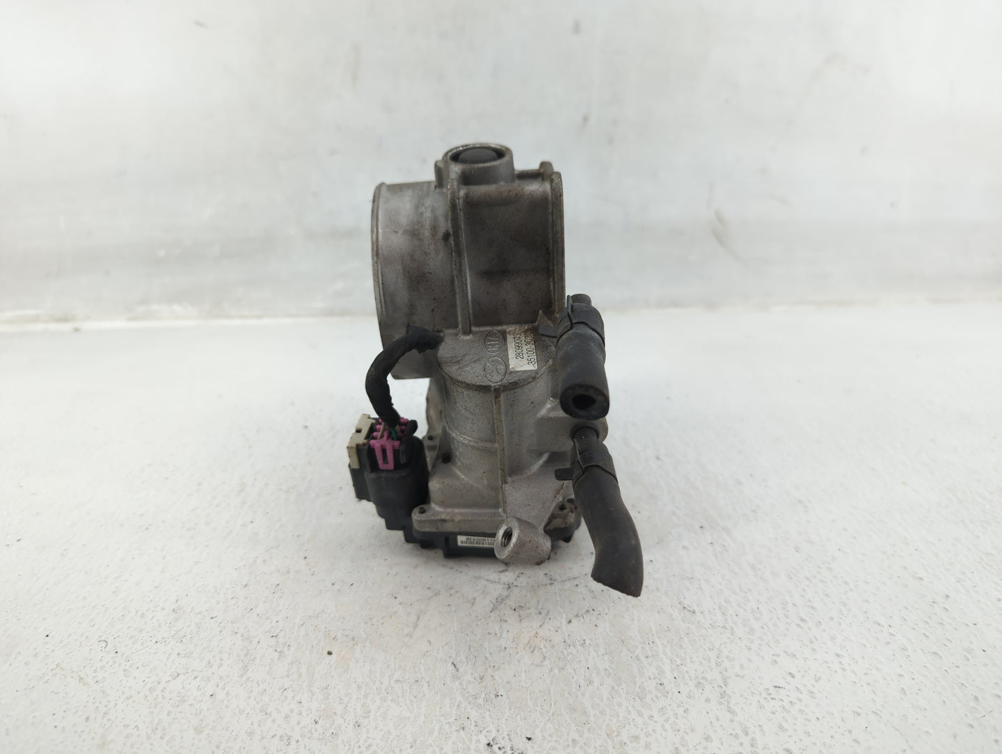 2010-2012 Hyundai Santa Fe Throttle Body P/N:35100-3C700 28099075 Fits Fits 2010 2011 2012 2013 2014 OEM Used Auto Parts - O