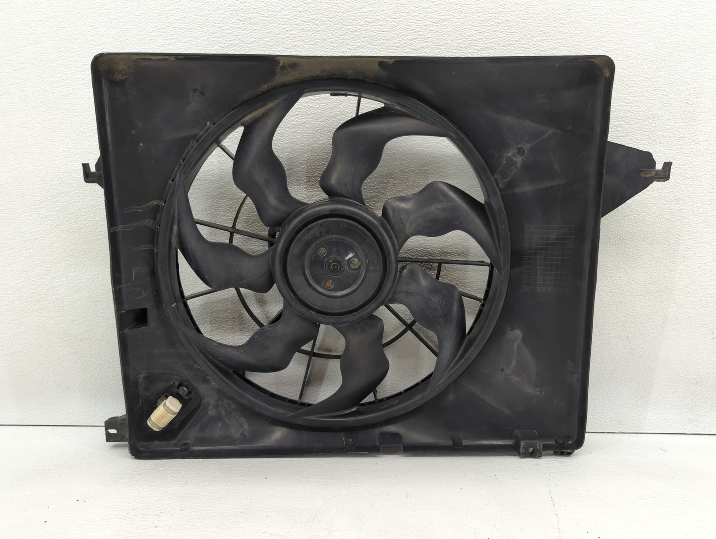 2010-2012 Hyundai Santa Fe Left Radiator Fan Motor Assembly Black 612477 - Oemusedautoparts1.com