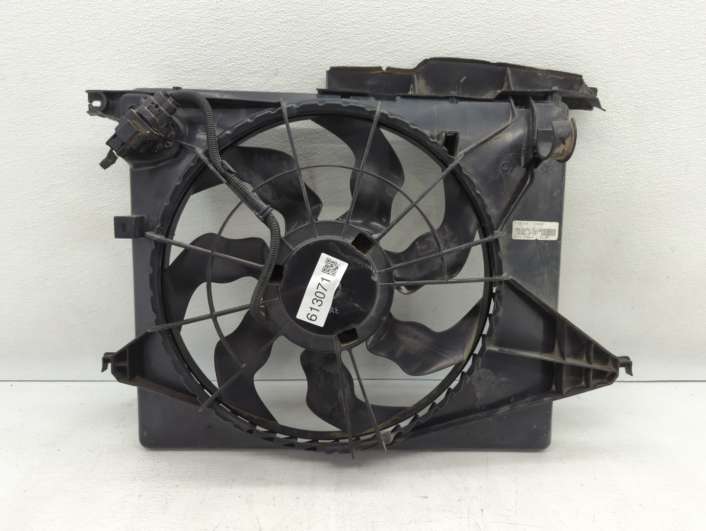 2010-2012 Hyundai Santa Fe Left Radiator Fan Motor Assembly Black - Oemusedautoparts1.com
