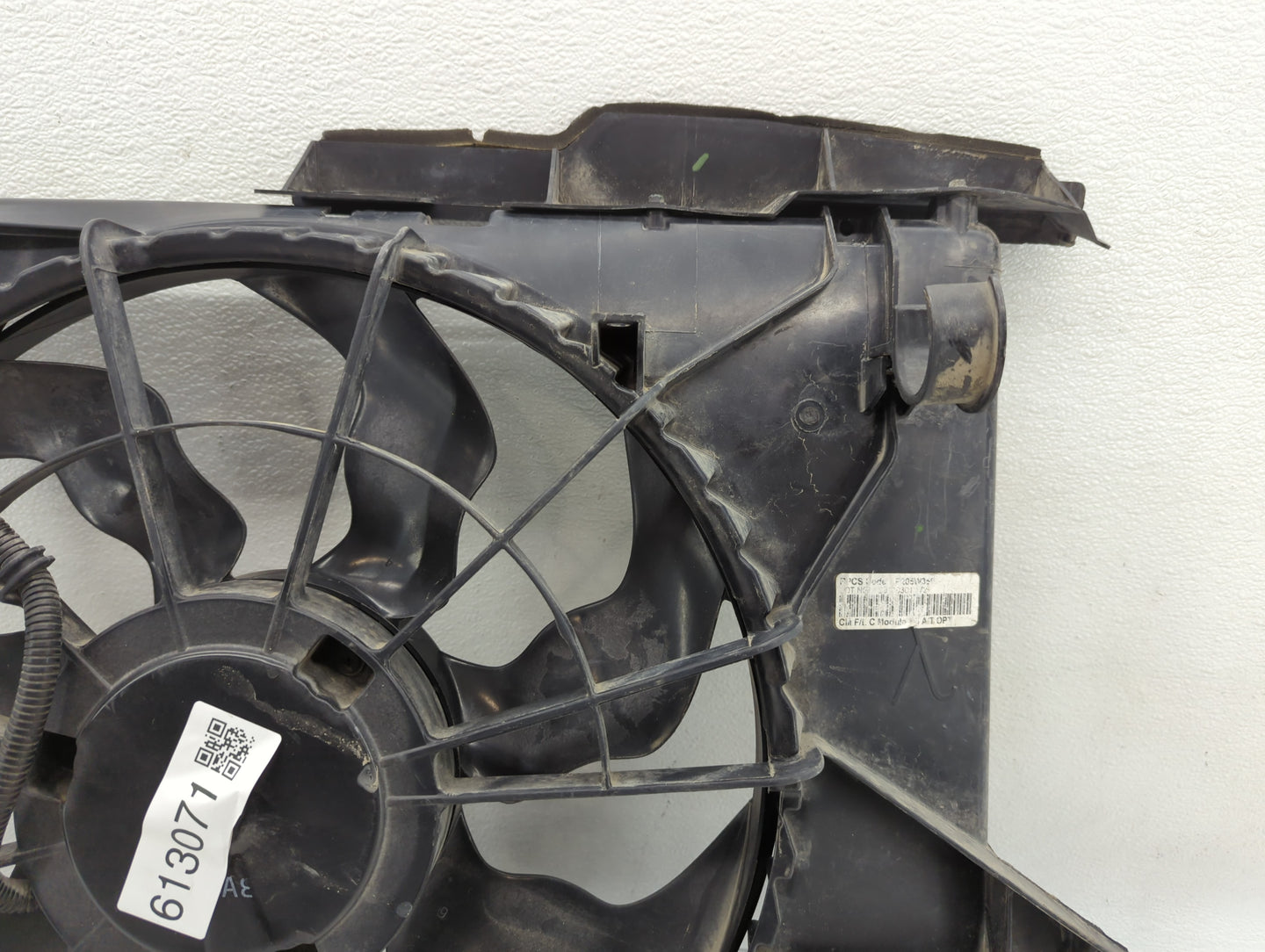 2010-2012 Hyundai Santa Fe Left Radiator Fan Motor Assembly Black - Oemusedautoparts1.com