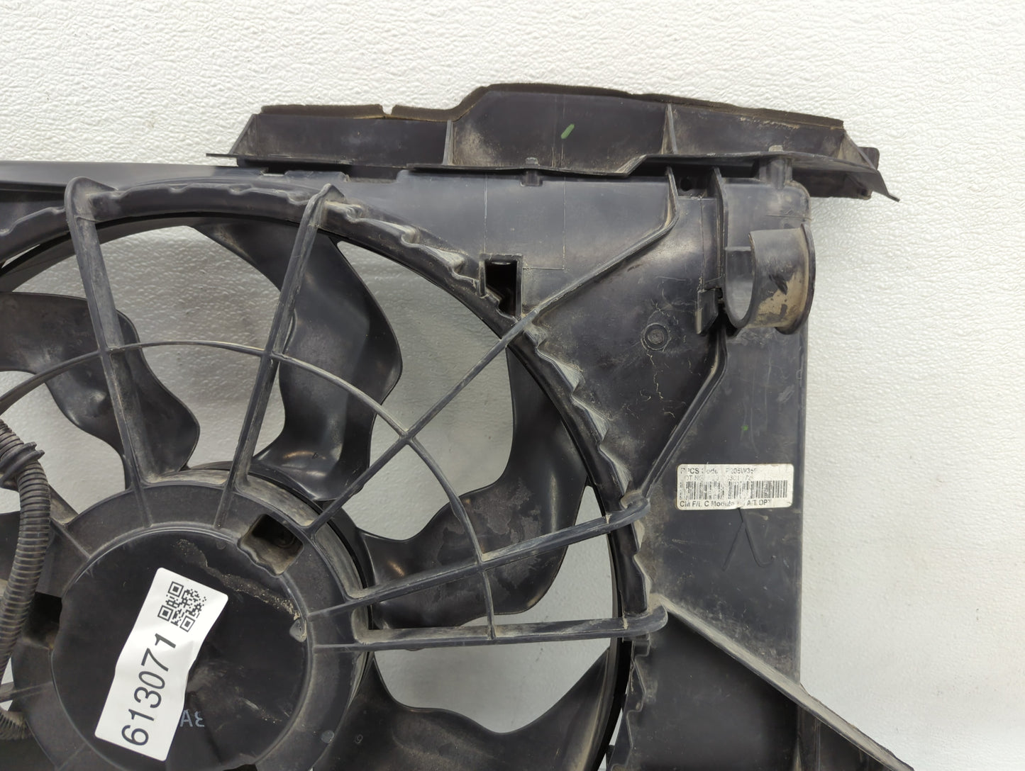 2010-2012 Hyundai Santa Fe Left Radiator Fan Motor Assembly Black - Oemusedautoparts1.com