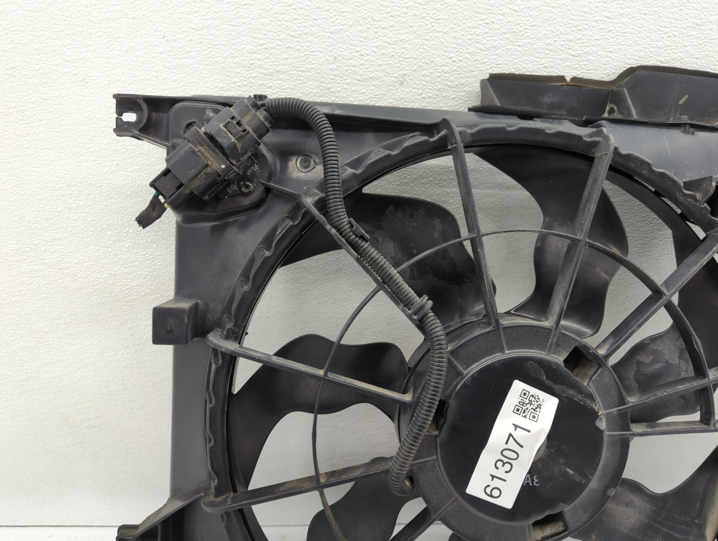 2010-2012 Hyundai Santa Fe Left Radiator Fan Motor Assembly Black - Oemusedautoparts1.com