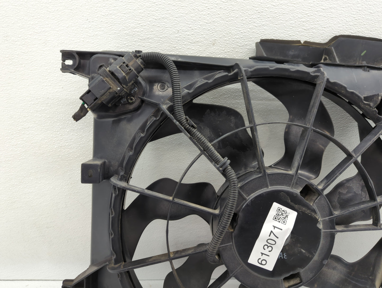 2010-2012 Hyundai Santa Fe Left Radiator Fan Motor Assembly Black - Oemusedautoparts1.com