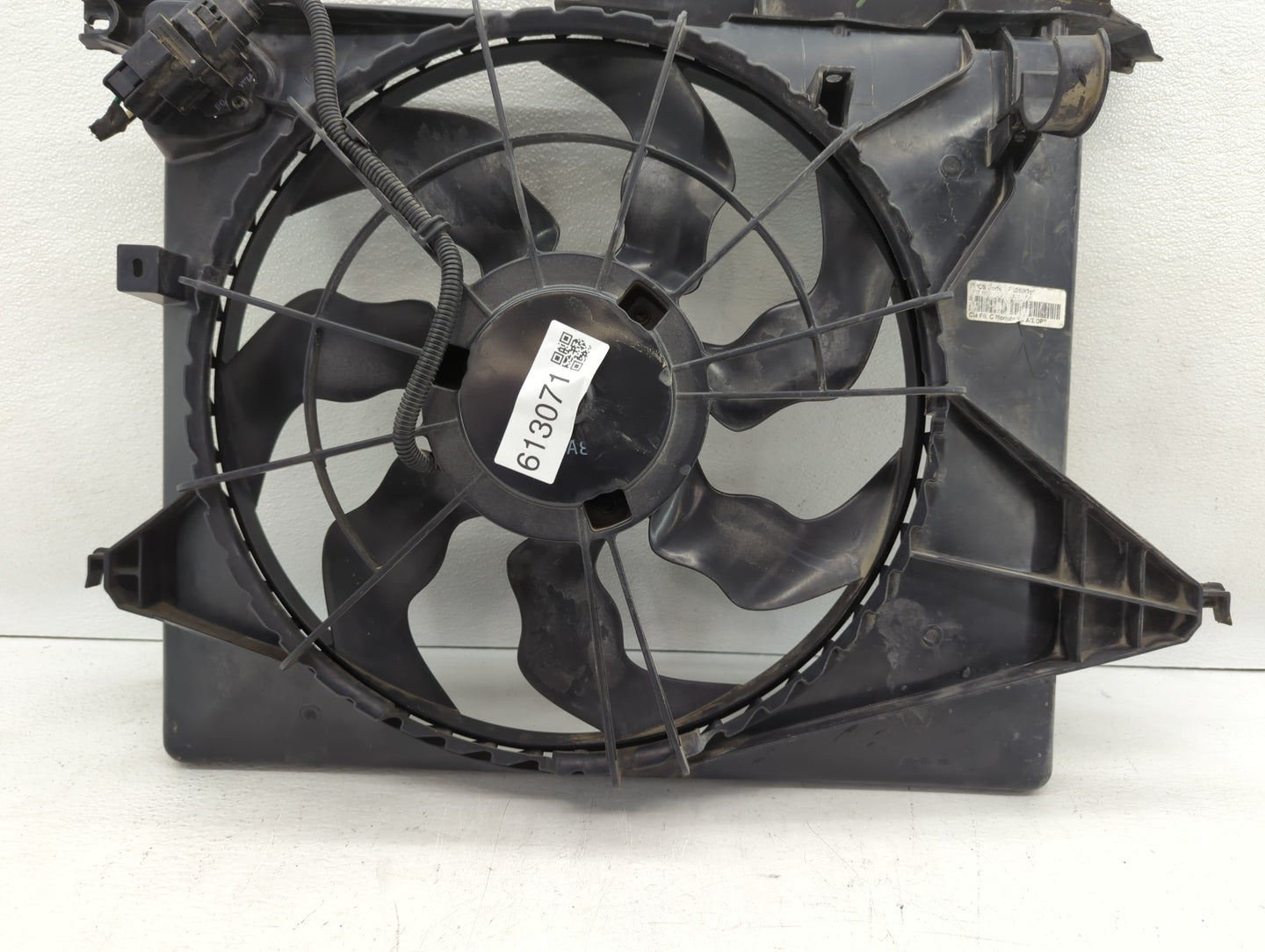 2010-2012 Hyundai Santa Fe Left Radiator Fan Motor Assembly Black - Oemusedautoparts1.com