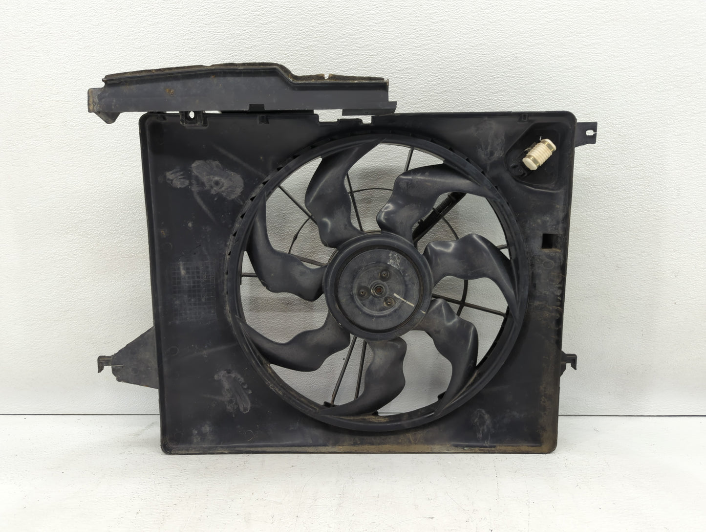 2010-2012 Hyundai Santa Fe Left Radiator Fan Motor Assembly Black - Oemusedautoparts1.com